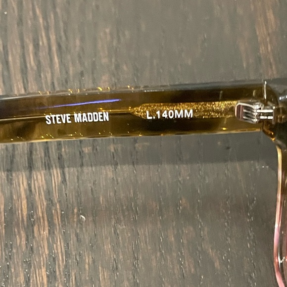 Steve Madden Kenly Sunglasses - Picture 7 of 12